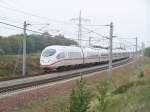 Ein ICE-3M (Br.406) fhrt am 3.Oktober 2007 mit 300km/h ber die Hochgeschwindigkeitsstrecke Kln-Rhein/Main zwischen Frankfurt a. M. und Kln. ---- Die Hochgeschwindigkeitsstrecke Kln-Rhein/Main - mit Tempo 300km/h in 70 Minuten von Metropole zu Metropole.  Fliegen mit dem Zug . Kln-Rhein/Main - ein ehrgeiziges Projekt. Rund 204 Kilometer feste Fahrban, 30 Tunnel und vier neue Bahnhfe sind entstanden. Ein Meilenstein fr des Reisen der Zukunft ist gesetzt. ----