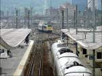 Whrend der ICE nach Frankfurt/Main am Bahnsteig steht, fhrt eine E-Lok der BR 13 in den Bahnhof von Lige Guillemins ein, um nach kurzem Halt in Richtung Oostende weiter zu fahren.