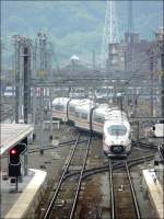 So sieht es von der Fugngerbrcke im Bahnhof Lige Guillemins aus, wenn der ICE 3M 4604 sich in Richtung Kln im Bahnhofsvorfeld ber die Weichen windet.