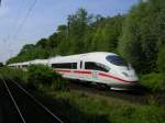 ICE 124 International nach Amsterdam Centraal beim Halt in Dinslaken,der RE 5 nach Emmerich ist vor Ihm.(24.05.2008)