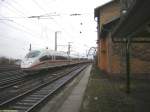 Aus Richtung Hauptbahnhof kommend fuhr 406 007 am 02.04.2006 am Gebude des alten Bahnhofs Frankfurt am Main-Niederrad vorbei.