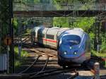 Am 26.05.2012 schleicht ein ICE aus Belgien kommend die Sdrampe zum Aachener Hbf runter.