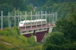 Ein ICE Bruxelles-Midi - Frankfurt überquert auf der alten Trasse die Hammerbrücke bei Hergenrath, und wird in Kürze Aachen erreichen.