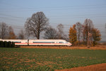 Umgeleiteter ICE-Triebzug 406 080 im Abendlicht, aufgenommen zwischen den Stationen Pulheim und Stommeln.