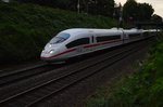 Pünktlichst um drei Minuten nach einundzwanzig Uhr hat der Zug den Mönchengladbacher Hbf verlassen und ist hier kurz vor Rheydt Hbf an der Hohlstraße.