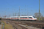 ICE 4 0812 029-8 fährt beim badischen Bahnhof ein.