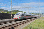 ICE 4 5812 048-7 durchfährt den Bahnhof Gelterkinden.