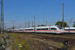 ICE 4 0812 012-4 fährt beim badischen Bahnhof ein.