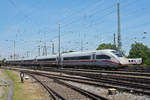 ICE 4 5812 002-4 fährt beim badischen Bahnhof ein.