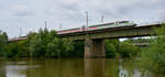 Ein ICE4 (412 034) auf der Mainbrücke zwischen Heidingsfeld und Würzburg.