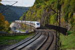 ICE 4 Triebzug 9028  Freistaat Sachsen  (412 028/0812 028/5812 028) schlängelt sich auf seiner Fahrt in Richtung Ulm die Geislinger Steige hinauf.