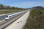 Triebzug 9009 unterwegs von Ulm nach Stuttgart auf Höhe Holzmaden, im Hintergrund der Aichelberg und der höhere Turmberg 10.04.2023