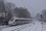 Ein unbekannter 412er fährt bei Schneegestöber durch Wuppertal Sonnborn in Richtung Wuppertal Vohwinkel.