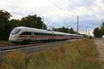 411 527 (Tz 1127  Weimar ) als verspäteter ICE 1539 (Linie 15) von Frankfurt(Main Hbf) nach Berlin Hbf (tief) fährt in Hohenthurm auf der Bahnstrecke Berlin–Halle (KBS 250).