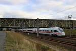 411 559 (Tz 1159  Passau ) als ICE 1546 (Linie 50.1) von Leipzig Hbf nach Frankfurt(M) Flughafen Fernbf durchfährt den Bahnhof Leipzig/Halle Flughafen auf der Neubaustrecke