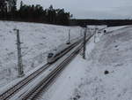 ICE Von Berlin nach München auf der NBS Nürnberg-Erfurt am 10.12.2017.
Im Hintergrund rechts ist der Abzweig nach Coburg zu erkennen.