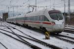 411 008-6  Berlin  macht sich am 3.2.2018 als ICE1511 nach München Hauptbahnhof im Rostocker Hauptbahnhof auf den Weg.