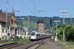 DB Fernverkehr Tz 1153 (411 053/553)  Ilmenau  als ICE 27 Hamburg Hbf - Wien Hbf. Im Hintergrund der Rote Turm (Oberwesel, 06.06.18).