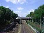 Hier schiebt sich am Nachmittag des 7.6.07 eine Weiwurst ber eine Brcke vor der Frankfurter Skyline.