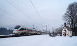 Ein ungewohnter Anblick im Tiroler Unterinntal: Der Verstärker-ICE mit der Zugnummer 13499 fährt auf dem Weg von Hamburg Hbf nach Innsbruck Hbf bei Brixlegg in Form von 411 012  Freie und Hansestadt Hamburg  in Richtung Innsbruck, 02.02.2019.