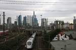 DB Fernverkehr ICE-T 411 xxx am 11.01.20 in Frankfurt am Main von der Camberger Brücke aus fotografiert vor der Skyline 