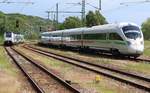 Links 4746 303 / 4746 803 ODEG und rechts ICE Tz Mainz im Bereich Bf Lietzow auf Rügen am 06.06.2020 - vom Bahnsteig aus aufgenommen.