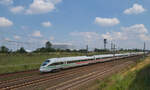 411 522 war am 10.07.2021 als ICE 1558 unterwegs von Dresden nach Wiesbaden. Am Bahnhof Flughafen Leipzig/Halle führt die Strecke mitten durch den Flughafen. Nördlich der Strecke wartet eine Antonov An-124 auf Ihren nächsten Einsatz.