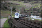 Ein ICE T passiert hier am 27.2.2023 um 15.08 Uhr den am nordwestlichen Ortsrand von Oberwesel gelegenen Bahnübergang auf der Fahrt in Richtung Mainz.