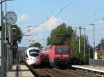 Zugkreuzung in Weinbhla zwischen 143 885, die den RE 17464 nach Leipzig schiebt und ICE 1759 Kln - Dresden; 24.8.2007  