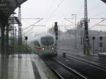 Ein ICE T fhrt im Mai 2007 bei strmendem Regen in den Bahnhof Berlin-Spandau ein.