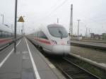 Hier 411 822-7  Torgau  als ICE1611 von Hamburg-Altona nach Innsbruck Hbf., bei der Ausfahrt am 28.10.2009 aus Leipzig Hbf.