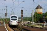 ICE 1554 nach Wiesbaden fhrt am 29.5.2010 in den Bahnhof Weimar ein.