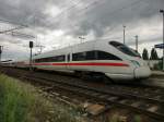 ICE Sonneberg flieht am 24.07.10 vor einem Regenschauer aus dem Bahnhof in Lichtenfels und nimmt ICE Freie Hansestadt Hamburg im Schlepptau mit in Richtung Leipzig/Berlin.