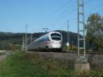 Der ICE 1611 nach Mnchen Hbf ist am 9.10.10 nrdlich von Stockheim(Oberfr) Richtung Kronach unterwegs.