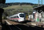 ICE 1608 durchfhrt am 22.Oktober 2011 den bahnhof Probstzella Richtung Saalfeld(S).