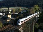 ICE 109 nach Innsbruck berfhrt am 22.Oktober 2011 das Trogenbachviadukt in Ludwigsstadt.