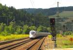 Wegen baustellenbedingter und eingleisiger Streckenfhrung mute DB 411 006-0  Erfurt  als ICE 1206 (Mnchen Hbf - Berlin Hbf tief) am 15.08.2012 in Probstzella auf Gleis 4 auf den Gegenzug warten.