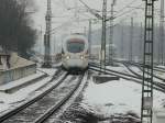 411 518-4  Plauen-Vogtland  als ICE 1612 von Innsbruck Hbf  nach Hamburg-Altona bei der  Einfahrt  mit +10 in Berlin Sdkreuz am 29. Mrz 2013.  
Im Hintergrund ein schon lngere Zeit wartender IC. 
