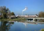 Ein ICE-T nach Wien West am 31.10.2013 auf der Isarbrcke bei Plattling.