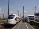 Ein ICE T5+7 fhrt aus Leipzig Hbf aus, whrend rechts die nchste Garnitur einfhrt.