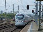 Ein Doppelpack 411er fährt am 08.08.2014 in den Regensburger Hauptbahnhof ein.