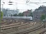 Am 29.08.2014 fährt ein ICE in Hamburg in Richtung Hauptbahnhof.