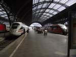 Bahnsteigszene in Leipzig Hbf anno 2014:    Links der ICE 1545 nach Dresden Hbf und rechts eine RB,die wahrscheinlich in Richtung Meißen unterwegs war