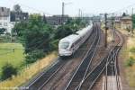 Ein ICE von München nach Berlin fuhr am 30.6.04 durch den Bahnhof Breitengüßbach.