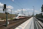 411 018 als ICE 1180 (Mnchen Hbf–Hamburg-Altona) am 30.06.2012 in Bardowick; rechts das bereits vollstndig errichtete, aber noch nicht genutzte 3.