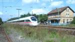 Strullendorf am 13.9.07: Blick vom ehemaligen Schüttbahnsteig der Züge nach Schlüsselfeld auf einen ICE, der durch Gleis 2 nach Nürnberg rast.