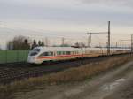 Noch auf der alten Strecke unterwegs: DB 411 067  Traunstein  als ICE 1642 von Leipzig Hbf nach Frankfurt (M) Flughafen Fernbf), am 12.12.2015 bei Erfurt-Azmannsdorf.