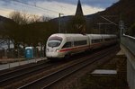 Die beiden ICE 411 Halle(Saale) und Karlsruhe sind rheinabwärtsfahrend bei Trechtingshausen unterwegs.