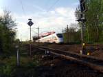  Doppelstock  W�hrend unten der ICE auf der Hauptstrecke Leipzig-Berlin die Messestadt verl��t, f�hrt auf dem �berschneidungsbauwerk der Regionalexpress in Richtung Leipzig-Flughafen, 27.04.2009.