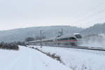 Am 08. Januar ist gerade frischer Schnee gefallen, als plötzlich ein ICE 3 durchs Altmühltal fährt. Hier kurz hinter Eichstätt Bahnhof Fahrtrichtung Treuchtlingen. Normalerweise gibt es keinerlei Fernverkehr merh auf dieser Strecke.